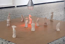 Muationen, 2014, Installation aus weißem Ton und Kükenwärmelampe