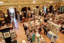 Blick in die Ausstellungs- und Bücherhalle der Antiquaria