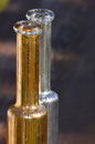 Schnappsflaschen in Gold und Silber