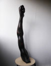 Le poing, JO de Mexico 1968, 1969 (bois, 99 cm, coll. part. LP) 