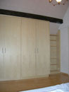 Einbauschrank in Esche furniert mit offenem Regal