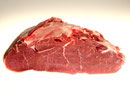 Cadera. Es una pieza de carne magra y sabrosa. Los cortes que resultan tienen dos partes de carne magra separadas por una membrana central que no se nota al momento de comerlo. Ideal para hacer a la plancha, también se puede hacer frito, o con salsa.