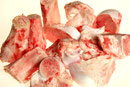 Huesos para caldo. Del tuétano o de rodilla. No tienen carne pero son ideales para hacer un caldo suave y sabroso.