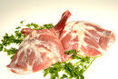 Espatlla de xai. Ideal per a fer al forn, tot i que també es pot fer a bistecs a la planxa. Per fer-la al forn cal trencar l'os pel que hauríeu de comentar en quants trossos voldreu dividir-la.