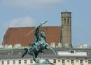 Reiterstatue am Heldenplatz mit Minoritenkirche