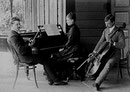 Janne tocando violín con su hermano Kitty (violonchelo) y su hermana. Fotografía de fines de los años ochenta o principios de los noventa (ya que más tarde Sibelius dejó de tocar instrumentos).