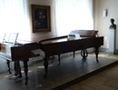 Pianos de Beethoven. Beethoven-Haus, Bonn. En la pared se puede ver el conocido retrato confeccionado por Stieler's.
