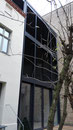 Hausfront, im Erdgeschoss Balkonstür 
