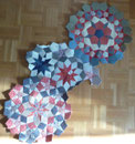 Die erste Rosette von Runde 3 ist fertig und hat wie erwartet einen Durchmesser von 50 cm. Die bunt gemalte Rosette aus Rosetten von meiner Farbskizze hätte dann einen Durchmesser von 190 cm.
