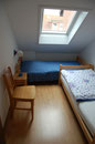 Kinderzimmer mit Einzelbetten und Babybett bei Bedarf