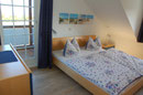 Schlafzimmer mit Zugang zur Loggia