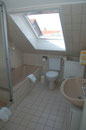 Bad mit Dusche und Badewanne