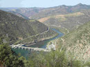 Blick auf den Douro mit Sperrwerk und Schleuse, Portugal