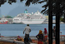 Das "Traumschiff" MS Amadea im Hafwen von Kochi, Indien