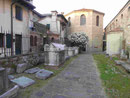 Baptisterium und römische Steinsärge vor der Kirche in Grado, Italien