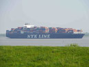 Containerschiff der NYK Line vor Krautsand an der Elbe