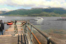 Ausflugsschiff auf dem schottischen Loch Lomond - im Hintergrund der Ben Nevis, Britanniens höchster Berg mit ca. 1300 m