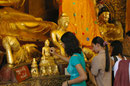 Goldplättchenspende  in Yangon, Myanmar (Burma)