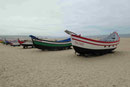 Fischerboote am Strand von Nazaré, Portugal