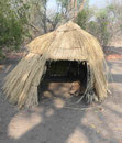 Die Anfänge der Architektur: Schutzhütte der Buschleute in der Kalahari in Botswana