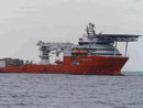 Spezialschiff mit hubschrauberplattform vor Ponta Delgada, Azoren