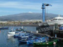 Im Hafen von Las Galetas und Blick auf El Teide, Teneriffa, Spanien