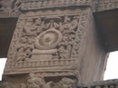 Das Osttor des Stupa von Sanchi, ca. 1. Jh. v. Chr., Detail mit dem Rad der Lehre