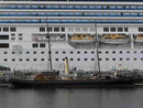 Oldtimer und Kreuzfahrtriese im Hafen von Trondheim, Norwegen
