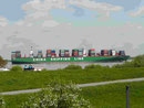 CSC Pacific Ocean vor Krautsand an der Elbe (399 m lang!)