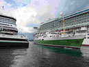 Oldtimer und Kreuzfahrer im Hafen von Stavanger