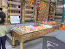 Blumenspenden vor dem Bodhibaum am  Mahabodhi Tempel von Bodhgaya, Indien