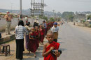 Mönche beim Betteln, Myanmar (Burma)