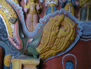 Fabeltier im buddhistischen Teil der Embekke Devalaya, Sri Lanka 