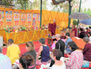 Westliche Pilger von Rigpa  am  Mahabodhi Tempel von Bodhgaya, Indien