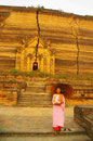 Spenden sammelnde Nonne an der Mantara-gyi Pagode in Mingun, Myanmar (Burma)