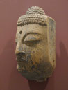 Fragment eines Buddhakopfes aus Holz