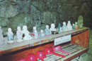 Kleine Buddhafiguren in einer Höhle, Südkorea