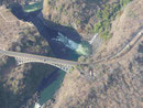 Die Brücke von Cecil Rhodes an den Victoria Fällen in Simbabwe aus dem Hubschrauber