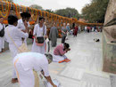 Pilger am  Mahabodhi Tempel von Bodhgaya, Indien