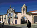 Barocke Kirche und Stadtor im Dourogebiet, Portugal