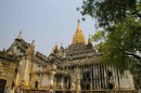 Am Ananda-Tempel bei Bagan, Myanmar (Burma)