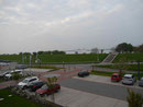 Unterelbufer mit Kreuzfahrtschiff  und Deich bei Krautsand