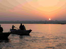 Sonnenaufgang am Ganges in Varanasi