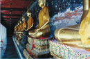 Buddhastauen im Wandelgang des  Wat Suthat, Bangkok, Thailand