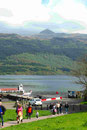 Ausflugsschiff auf dem schottischen Loch Lomond - im Hintergrund der Ben Nevis, Britanniens höchster Berg mit ca. 1300 m