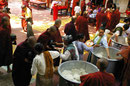 Essensspenden im Mönchskloster, Myanmar (Burma)