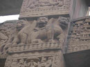 Das Osttor des Stupa von Sanchi, ca. 1. Jh. v. Chr., Detail mit drei Löwen