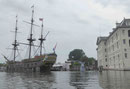 Nachbau des Segelschiffs "Amsterdam" vor dem Schifffahrtsmuseum Amsterdam