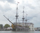 Nachbau des Segelschiffs "Amsterdam" vor dem Schifffahrtsmuseum Amsterdam