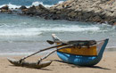 Ein Einbaumfischerboot in Sri Lanka